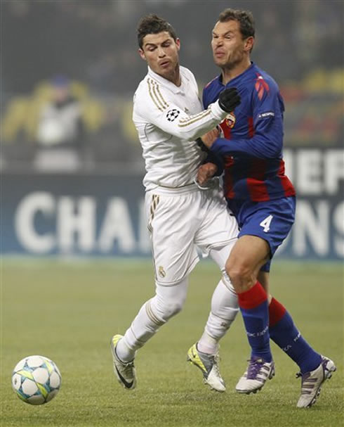 Cristiano Ronaldo fighting with an ugly defender in CSKA vs Real Madrid in 2012