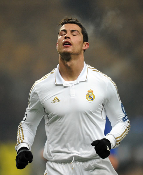 Cristiano Ronaldo closes his eyes and puts his head up, in a Real Madrid game in 2012