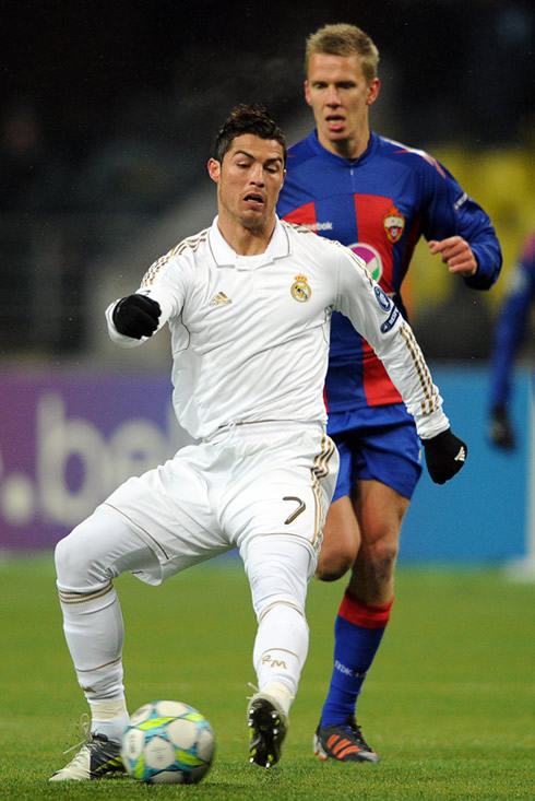 Cristiano Ronaldo receiving a pass and maintaining balance, in a game between CSKA Moscow and Real Madrid, for the UEFA Champions League in 2012