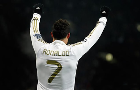 Real Madrid raises his two hands to celebrate a Real Madrid goal, while wearing a pair of black gloves from Adidas