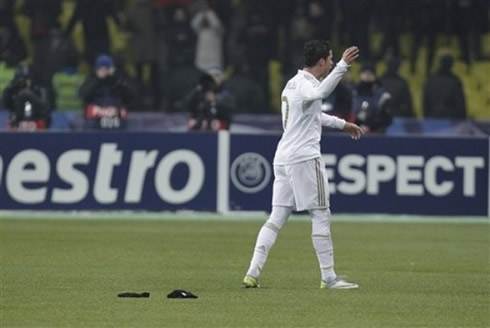 Cristiano Ronaldo sends his gloves to the ground after Real Madrid concedes the equalizer in CSKA Moscow 1-1 Real Madrid
