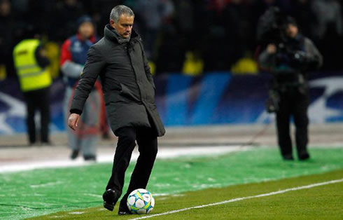 José Mourinho receiving the ball with his right foot, in a Real Madrid game in 2012