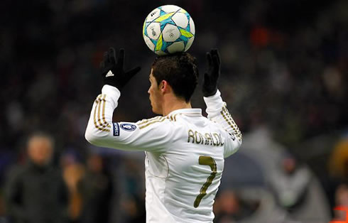 Cristiano Ronaldo with the ball over his head, in a UEFA Champions League game that he played for Real Madrid, in 2012