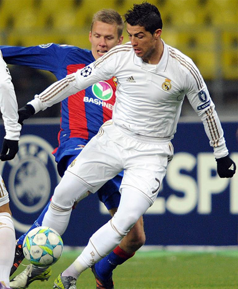 Cristiano Ronaldo perfect ball control, as he holds a defender on his back, in CSKA vs Real Madrid, in 2012