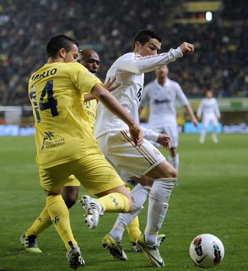 Cristiano Ronaldo in the middle of two defenders from Villarreal