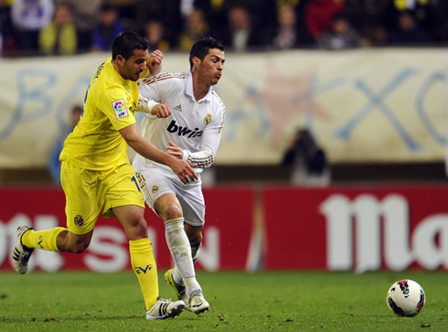 Cristiano Ronaldo trying to gain position against a Villarreal defender