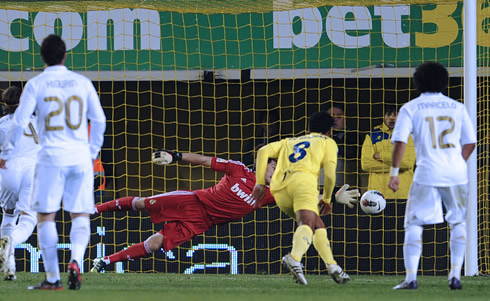 Marcos Senna free-kick goal in Villarreal 1-1 Real Madrid