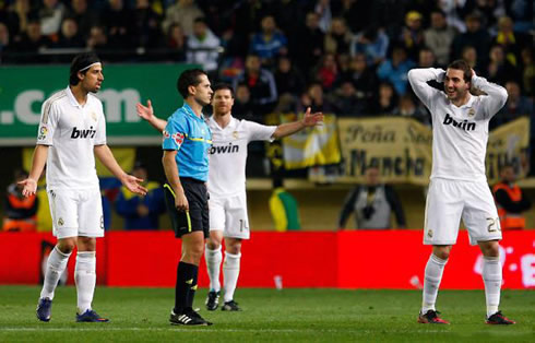 Real Madrid players, Sami Khedira, Xabi Alonso and Gonzalo Higuaín shocked and complaining with the referee, Paradas Romero, in Villarreal 1-1 Real Madrid