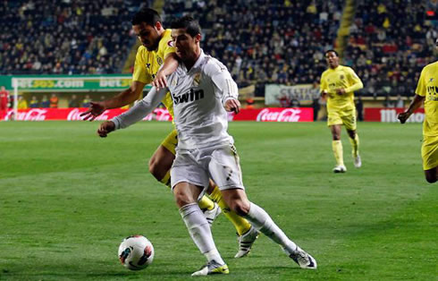 Cristiano Ronaldo suffering a foul in Villarreal 1-1 Real Madrid
