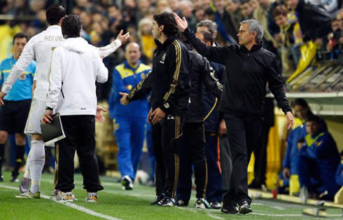 José Mourinho, Aitor Karanka and Cristiano Ronaldo complaining about Rui Faria being sent off in Villarreal vs Real Madrid, in 2012