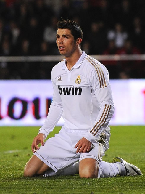 Cristiano Ronaldo on his knees, not understanding what's happening in Villarreal vs Real Madrid