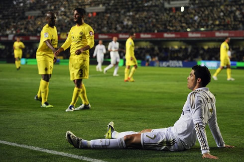 Cristiano Ronaldo on the ground, feeling powerless to fight against Villarreal and the referee