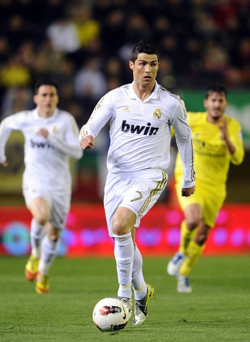 Cristiano Ronaldo running with the ball, with head up and looking ahead