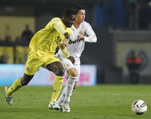 Cristiano Ronaldo on a shoulder challenge with a player from Villarreal