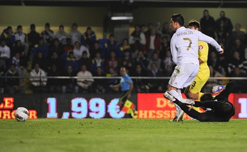 Cristiano Ronaldo scoring easily against Villarreal, after dribbling Diego Lopez