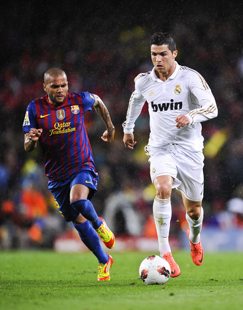 Daniel Alves chasing Cristiano Ronaldo in a Barcelona vs Real Madrid clasico match