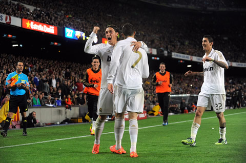 Cristiano Ronaldo and Ozil celebrating Real Madrid goal against Barcelona, while Angel di María joins them