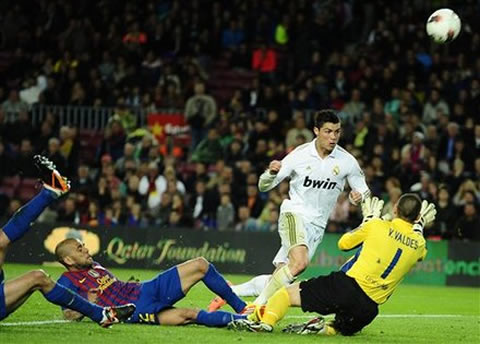 Cristiano Ronaldo about to fall down as he sees Daniel Alves and Victor Valdes closing down spaces in Barcelona vs Real Madrid in 2012