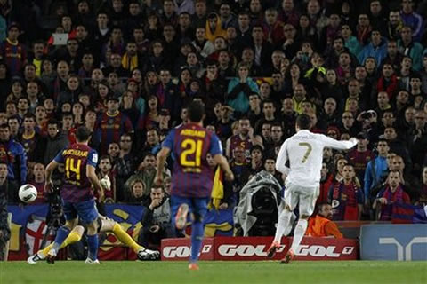 Cristiano Ronaldo goal vs Barcelona, behind view in the Camp Nou