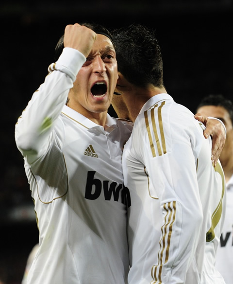 Mesut Ozil reaction after Cristiano Ronaldo goal vs Barcelona, by raising his hand to the crowd