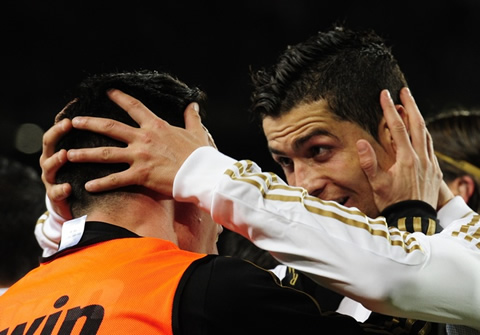 Cristiano Ronaldo and Callejón celebrating goal in Barcelona vs Real Madrid, by touching head to head