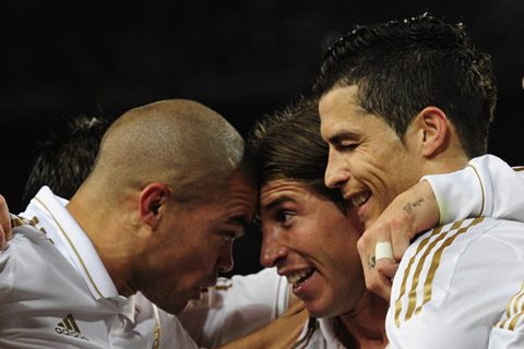 Cristiano Ronaldo blinking his eye when Pepe and Sergio Ramos touch heads, in Barcelona 1-2 Real Madrid for La Liga 2012