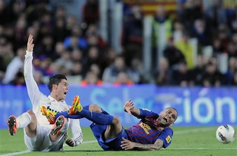 Cristiano Ronaldo goes down and gets assaulted by Daniel Alves, who stomps him during Barcelona vs Real Madrid in 2012