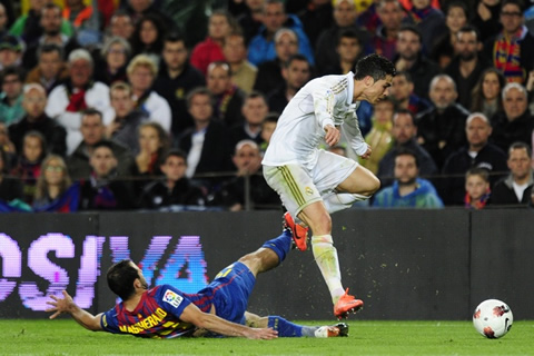 Cristiano Ronaldo dribbling Javier Mascherano in Barcelona vs Real Madrid, for La Liga 2011-2012