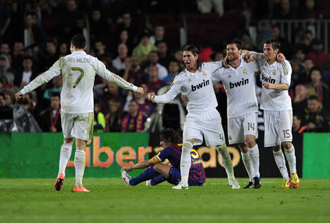 Cristiano Ronaldo joining his teammates, Sergio Ramos, Xabi Alonso and Fábio Coentrão, celebrating the important victory at the Camp Nou, in Barcelona 1-2 Real Madrid