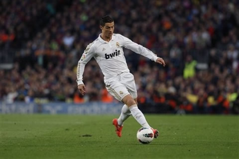 Cristiano Ronaldo controlling the ball in Barcelona vs Real Madrid, for the Spanish League in 2012