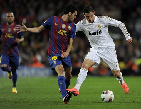Cristiano Ronaldo trying to fool Sergio Busquets and get past him in Barcelona 1-2 Real Madrid, in 2012