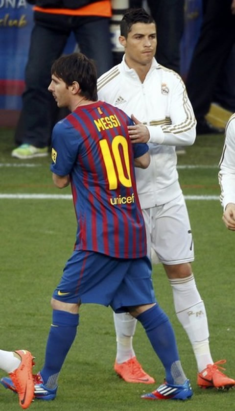 Cristiano Ronaldo saluting Lionel Messi, just before the Clasico Barcelona vs Real Madrid was about to get started in 2012