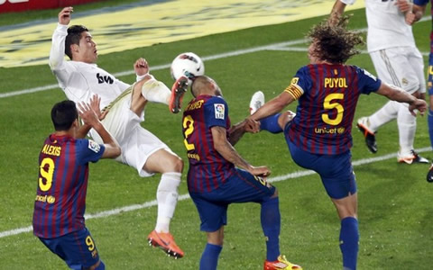 Cristiano Ronaldo dangerously raising his foot as he fights for the ball in Barcelona vs Real Madrid, in La Liga 2012