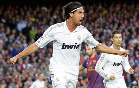 Sami Khedira celebrating his goal in Barcelona vs Real Madrid, with Cristiano Ronaldo looking scared but running behing him