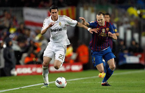 Angel di María and Andres Iniesta, running side by side in Barcelona 1-2 Real Madrid, in La Liga 2011-2012