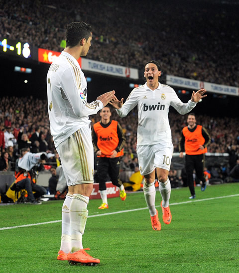 Cristiano Ronaldo waiting for Mesut Ozil while he keeps asking for silence at Barcelona fans, in the Camp Nou