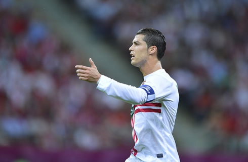 Cristiano Ronaldo showing his left arm in a game between Portugal and the Czech Republic, for the EURO 2012
