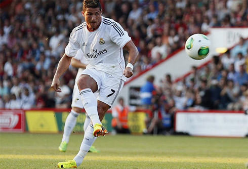 Cristiano Ronaldo tomahawk free-kick goal in Bournemouth vs Real Madrid, in the kickoff of 2013-2014 season