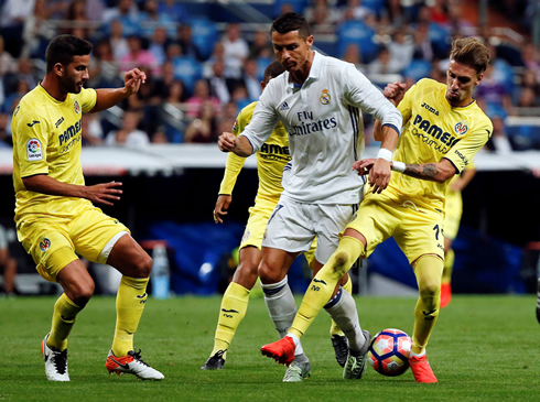 Cristiano Ronaldo surrounded by 3 defenders, in Real Madrid 1-1 Villarreal