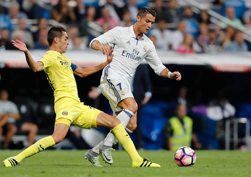 Cristiano Ronaldo dribbling a Villarreal defender in a 1-1 draw at the Bernabéu