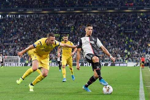 Cristiano Ronaldo guarding the ball from a defender, in Juventus 2-1 Hellas Verona, in 2019