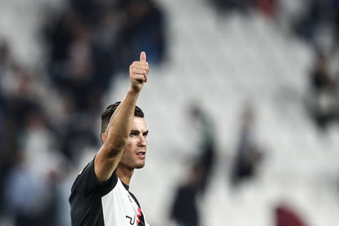 Cristiano Ronaldo raising his thumb up