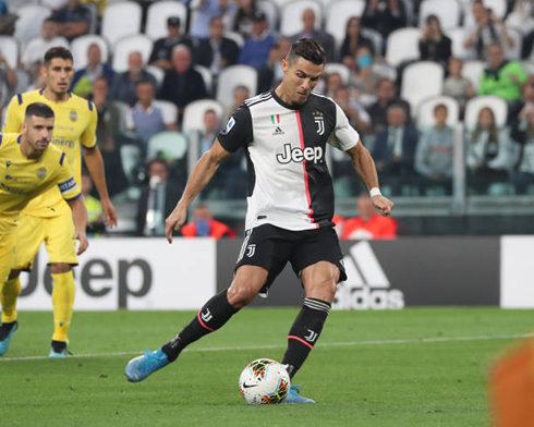 Cristiano Ronaldo scores from the penalty spot, in Juventus vs Hellas Verona