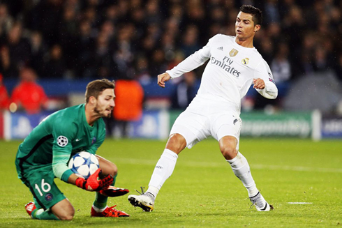 Cristiano Ronaldo stopping his run before clashing with the goalkeeper