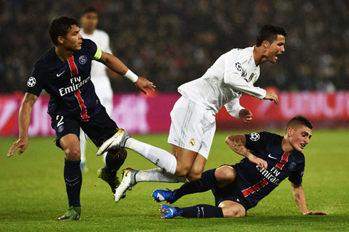 Cristiano Ronaldo being tackled by Thiago Silva and Verrati, in PSG vs Real Madrid