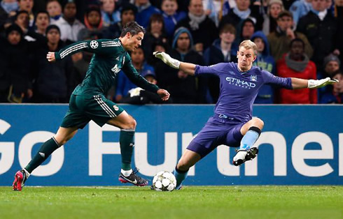 Cristiano Ronaldo dribbling Joe Hart, in Manchester City vs Real Madrid for the UEFA Champions League 2012-2013