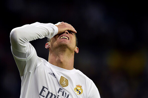 Cristiano Ronaldo covering his face in Real Madrid 0-4 Barcelona, for La Liga 2015-2016