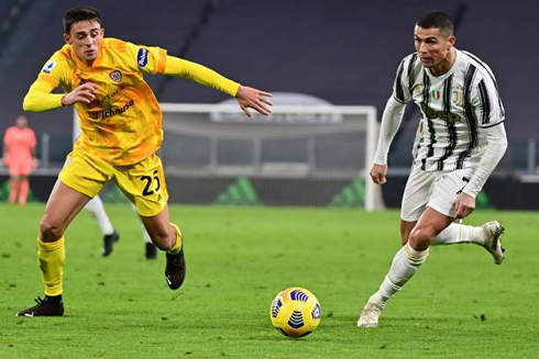 Cristiano Ronaldo leaving his opponent behind eating dust, in Juventus vs Cagliari