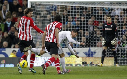 Cristiano Ronaldo starts falling when running between two defenders