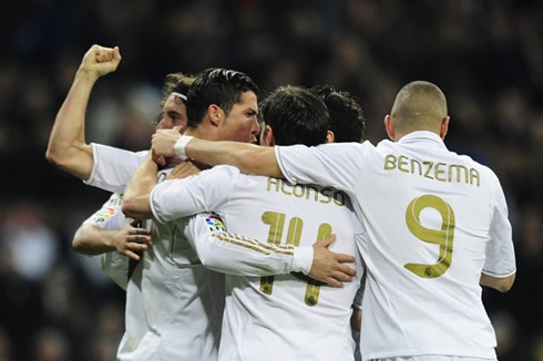 Granero, Cristiano Ronaldo and Benzema, in a Real Madrid group hug in La Liga 2011-2012